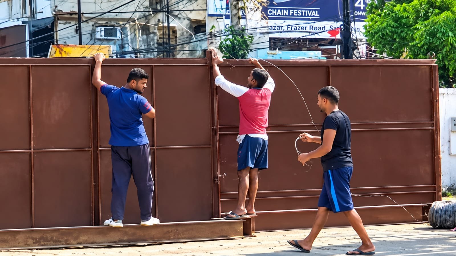 गांधी मैदान से लोक भवन तक मार्च की तैयारी! डाकबंगला चौराहा पर बिछाए जा रहे कांटेदार तार!बढ़ी हलचल